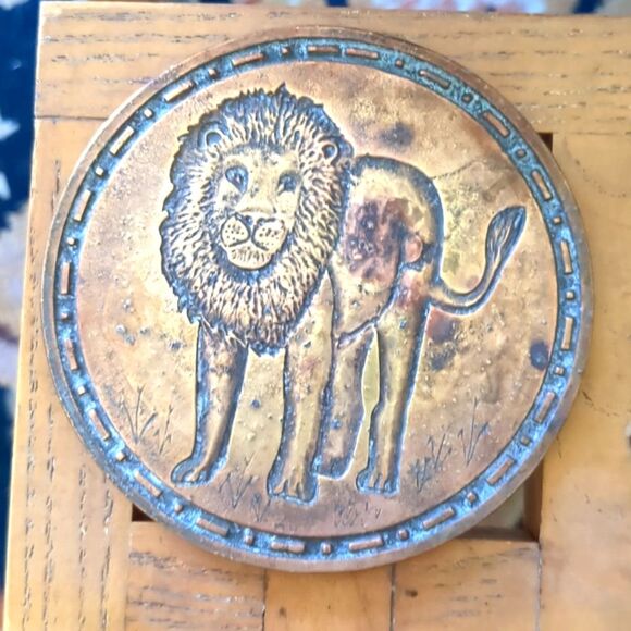 Vintage - Set of 5 - Brass African Themed  Holders/Coasters Basket Holder - Picture 3 of 9